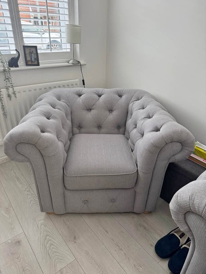 Elegant 1-Seater Chesterfield Sofa – Handcrafted in the UK