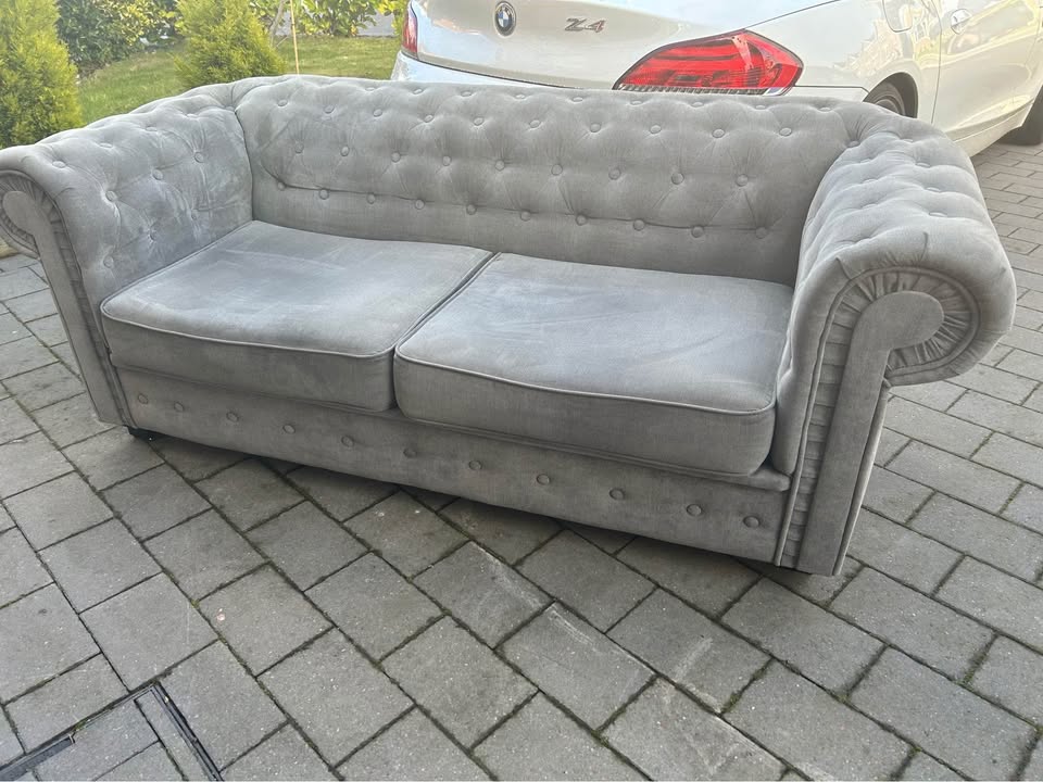 Cozy Chesterfield 2-Seater – A London Sofa Original