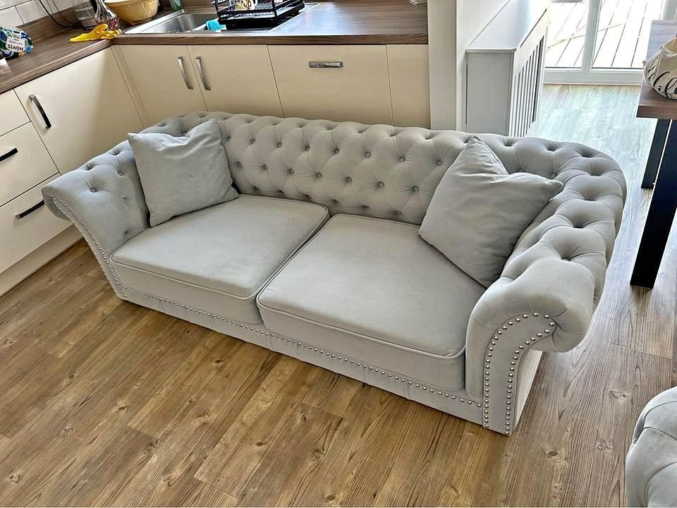 Traditionally Styled Chesterfield Sofa – 2-Seater by London Sofa