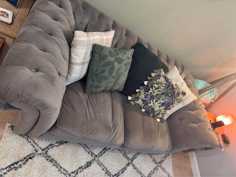 Vintage-Inspired 2-Seater Chesterfield – Made in the UK