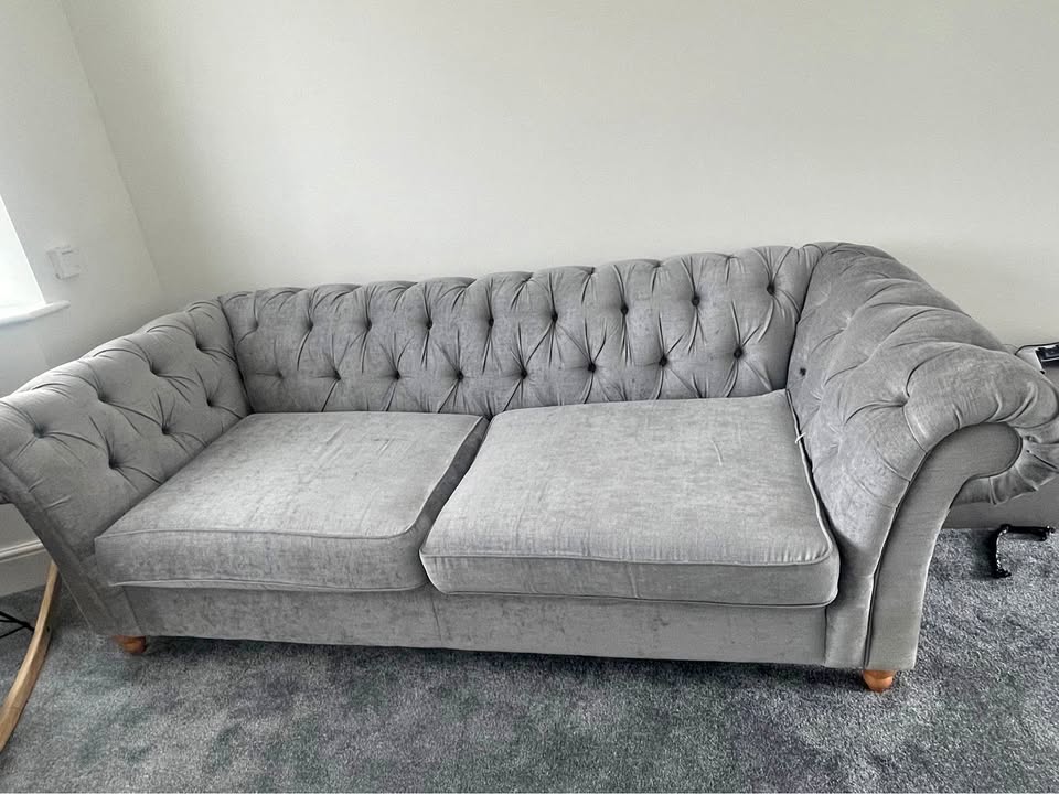 London Sofa Chesterfield Love Seat – Stylish & Space-Saving