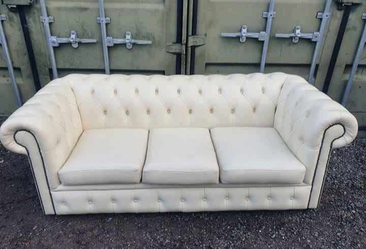 Royal Manor – London Sofa’s 3-Seater Statement Piece