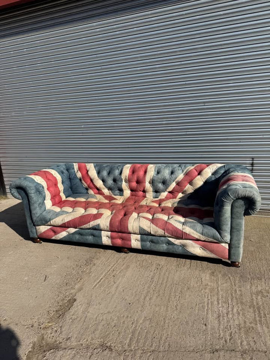 Luxury Lounge: Deep-Buttoned 3-Seater Chesterfield Sofa